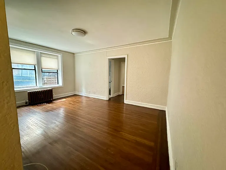 14070 Ash Ave, Flushing