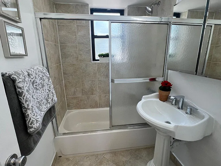 22nd Ave Floor 2, Whitestone