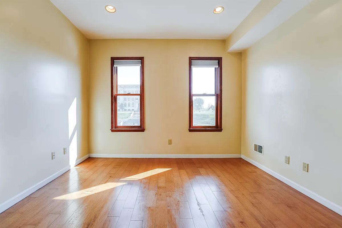 One Bedroom In The Hilltop Section Of Journal Square